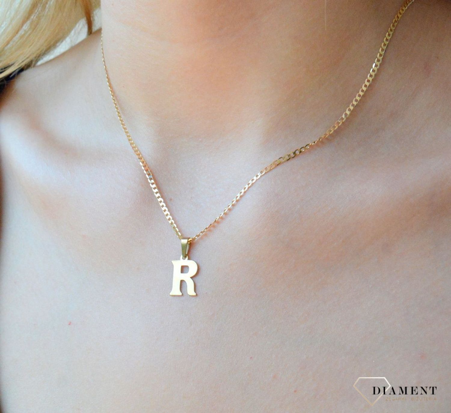 Złota zawieszka 333 literka R ZA 2748R. Wisiorek został wykonany z wysokiej jakości złota próby 333. Złota zawieszka literka. Zawieszka damska literka R. Literka wisiorek będzie idealnym pomysłem na prezent..jpg